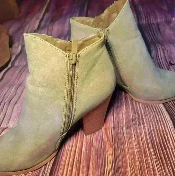 Journee Collection woman's green Ankle boots sz 10 - Picture 2 of 6